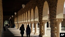 Mahasiswa berjalan di kampus Stanford University di Santa Clara, California, 14 Maret 2019. (Foto: AP)