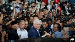 Cựu Thủ tướng Najib Razak (giữa) sau phiên tòa ngày 3/4/2019.