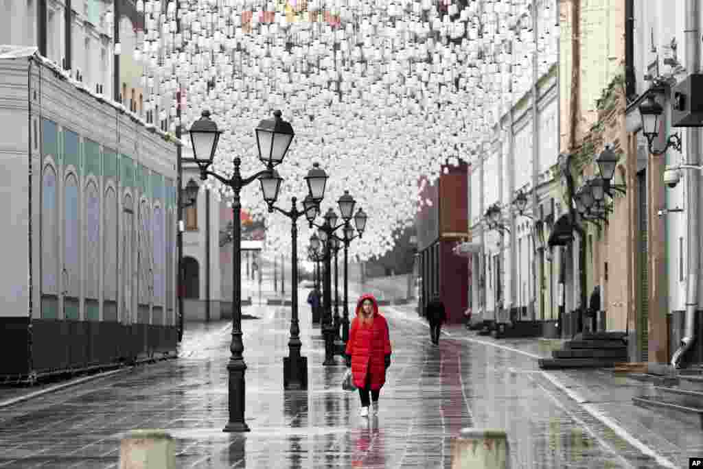 قدم‌زدن در خیابان‌های خالی مسکو، روسیه