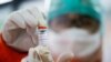 Seorang pekerja medis memegang satu dosis vaksin Sinovac di fasilitas kesehatan kabupaten saat Indonesia memulai vaksinasi massal untuk Covid-19, dimulai dengan petugas kesehatannya, di Jakarta, 14 Januari 2021. (Foto: REUTERS/Willy Kurniawan)