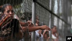 Imagem da vedação de uma prisão na Venezuela