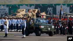 پاکستان کے صدر ممنون حسین پریڈ کے دوران فوجی دستوں کا معائنہ کر رہے ہیں۔