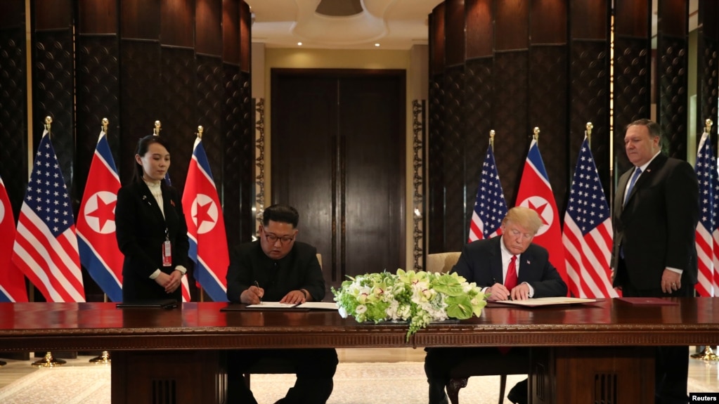 Le président américain Donald Trump et le dirigeant nord-coréen Kim Jong Un signent des documents qui reconnaissent le progrès des pourparlers et s'engagent à poursuivre sur leur lancée, après leur sommet à l'hôtel Capella, sur l'île de Sentosa à Singapour