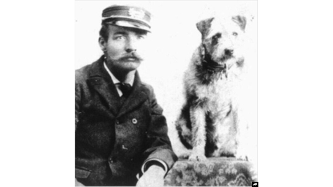 Owney and his postal buddy. Owney’s the one on the right.