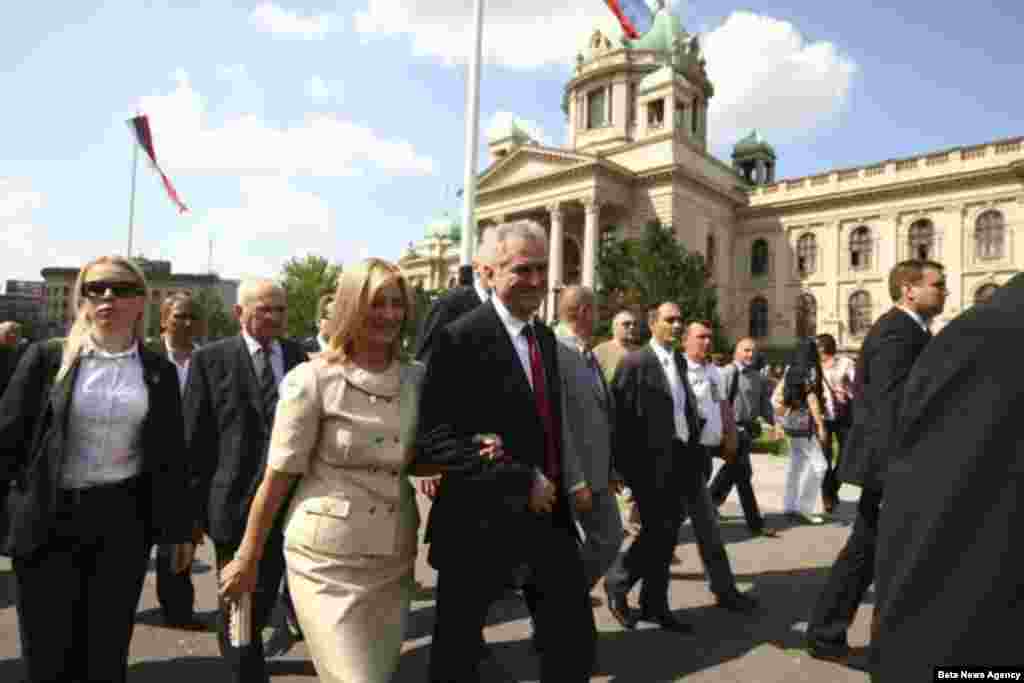 Nakon polaganja zakletve Nikolić je izasao da pozdravi pristalice ispred Skupštine.