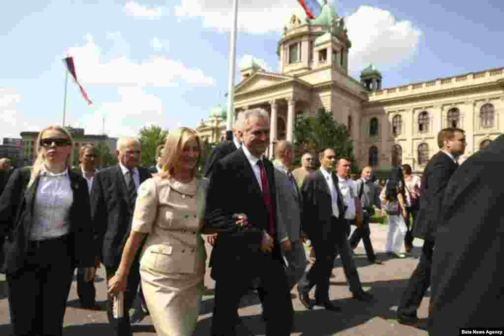 Nakon polaganja zakletve Nikolić je izasao da pozdravi pristalice ispred Skup&scaron;tine.