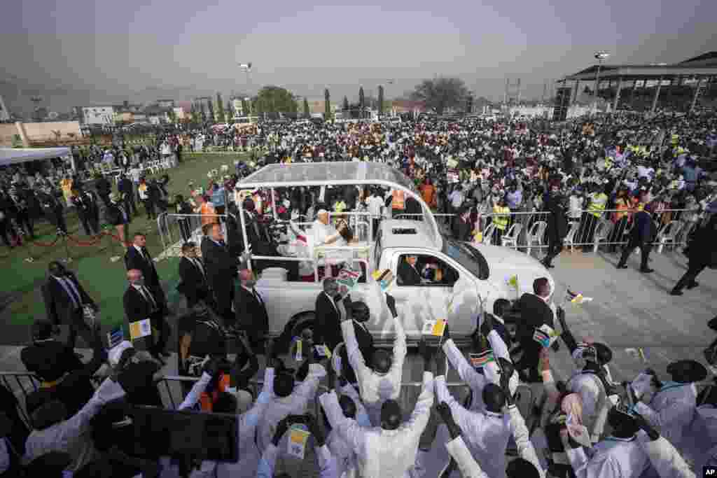 Papa Francis akiwapungia mkono waumini alipokua anazunguka ndani ya gari lake kwenye uwanja wa John Garan mjini Juba.&nbsp;