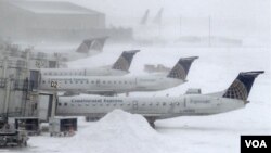 Las aerolíneas no podrán mantener a los pasajeros dentro de aviones o en aeropuertos por más de tres horas.