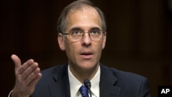 Mark Zandi, chief economist at Moodys Analytics, gestures as he testifies on Capitol Hill in Washington, December 6, 2012.