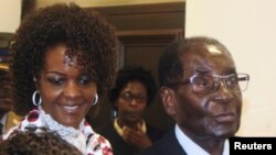 La première dame zimbabwéenne Grace Mugabe aux côtés de son mari Robert Mugabe lors d’une réunion de ZANU PR à Harare, Zimbabwe, 15 février 2017.