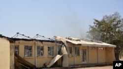 Sisa-sisa Perguruan Tinggi Federal yang terbakar di Buni Yadi, Nigeria, 25 Februari 2014.