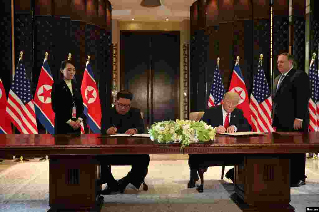 امضای یک &laquo;سند مشترک&raquo; توسط رهبران آمریکا و کره شمالی. مطابق این سند کره شمالی متعهد می&zwnj;شود برای&nbsp; غیراتمی ساختن کامل شبه جزیره کره گام بردارد.