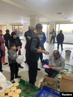 ورلڈ سینٹرل کچن کے شراکت دار اسرائیل اور حماس کے درمیان جاری تنازعہ کی وجہ سے بے گھر ہونے والے خاندانوں کے لیے کھانا تیار کر رہے ہیں، 14 مارچ 2024 ۔فوٹو بذریعہ رائٹرز