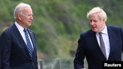 El presidente de Estados Unidos, Joe Biden conversa con el primer ministro británico, Boris Johnson, antes de la cumbre que sostuvieron ambos líderes en Carbis Bay, Inglaterra, el 10 de junio de 2021.