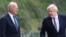 El presidente de Estados Unidos, Joe Biden conversa con el primer ministro británico, Boris Johnson, antes de la cumbre que sostuvieron ambos líderes en Carbis Bay, Inglaterra, el 10 de junio de 2021.
