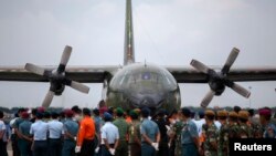 Pesawat militer yang membawa jenazah penumpang AirAsia penerbangan QZ8501 dari Pangkalan Bun, Kalimantan, tiba di pangkalan militer di Surabaya (3/1). (Reuters/Athit Perawongmetha)