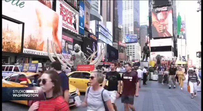 Upozorenje na globalno zatopljavanje. Flote holograma iznad Times Square-a