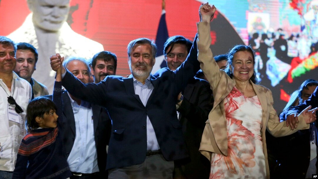 Candidato Presidencial Alejandro Guillier da coligação Nueva Mayoria e a sua mulher Cristina Farga