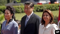 코스타리카를 방문한 시진핑 중국 국가주석(가운데) 부부가 3일 라우라 친치야 코스타리카 대통령(오른쪽)이 주최한 환영식에 참석했다.