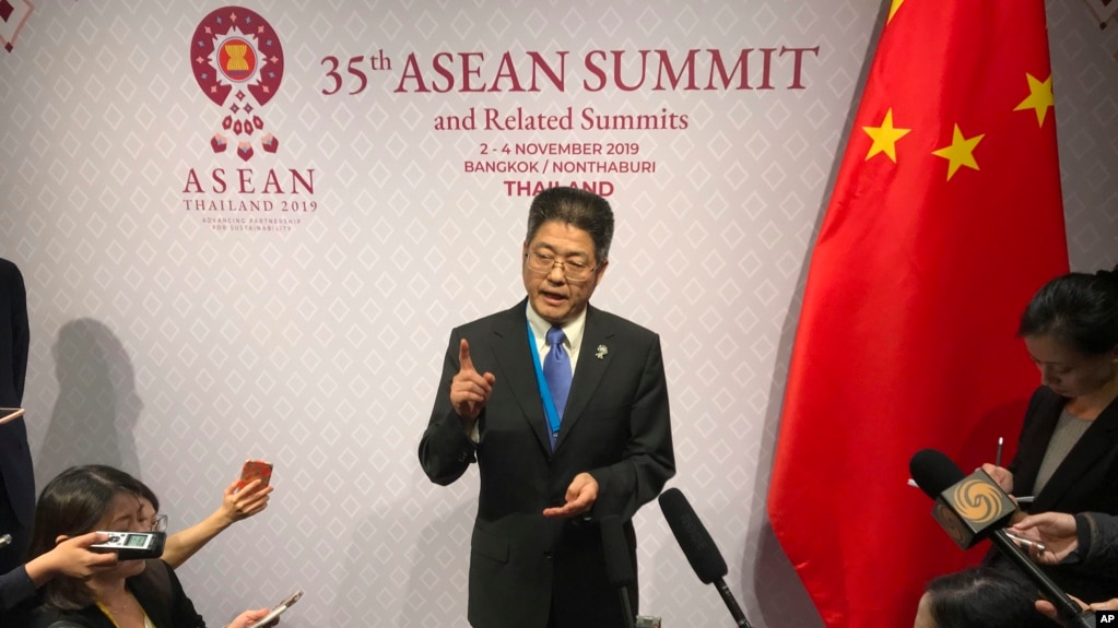 中国外交部副部长乐玉成2019年11月4日在东盟峰会上对记者讲话。(美联社照片)(photo:VOA)