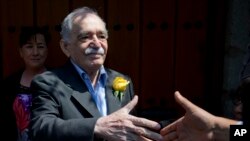 El novelista colombiano y Premio Nobel, Gabriel García Márquez, saluda a los fanáticos y reporteros fuera de su casa en su cumpleaños, en esta foto del 6 de marzo de 2014. (AP/Eduardo Verdugo).