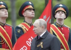 Russian President Putin takes part in a commemoration ceremony at the Tomb of the Unknown Soldier on Victory Day, in Moscow, Russia, May 9, 2021. (Sputnik/Mikhail Metzel/Pool via Reuters)