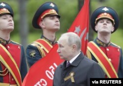 Russian President Putin takes part in a commemoration ceremony at the Tomb of the Unknown Soldier on Victory Day, in Moscow, Russia, May 9, 2021. (Sputnik/Mikhail Metzel/Pool via Reuters)