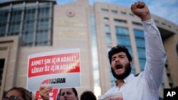 Journalists and activists gather outside the court in Istanbul, July 28, 2017, protesting against the trial of journalists and staff from the Cumhuriyet newspaper.