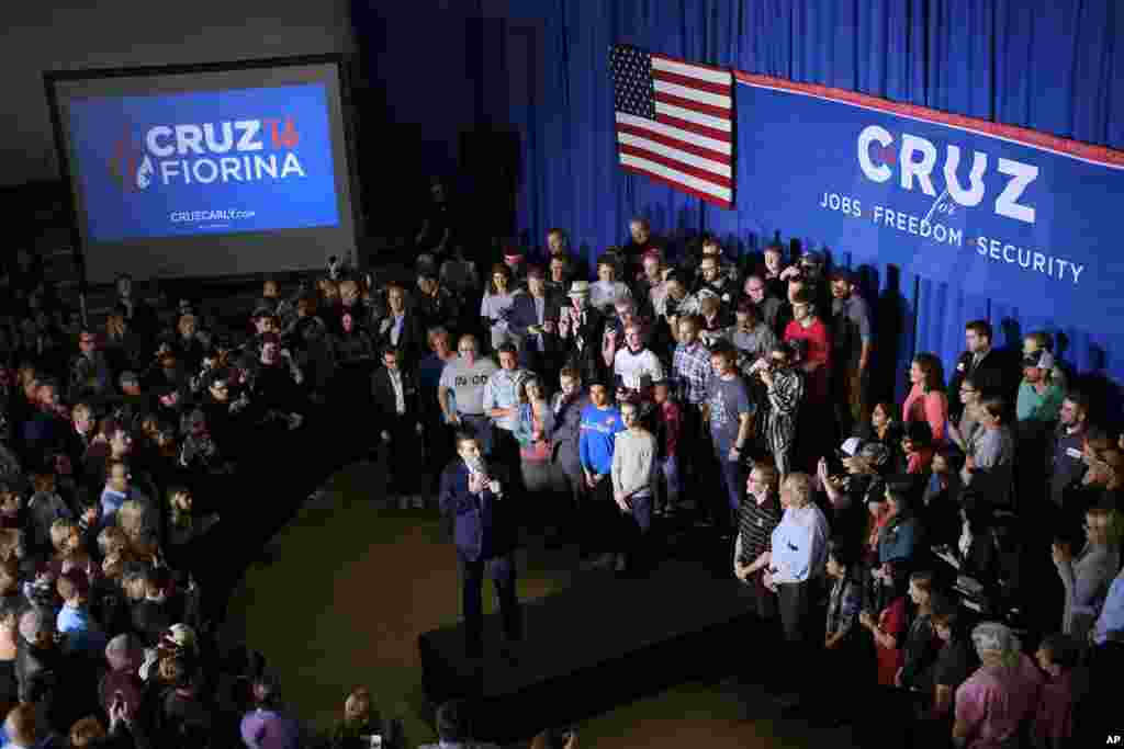 Le sénateur républicain Ted Cruz parle à une foule de ses partisans lors de sa campagne à Lafayette, Indiana, 1 mai 2016.
