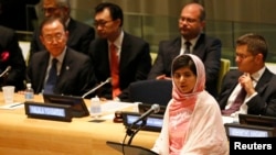 Malala Yousafzai durante su discurso en la sede de Naciones Unidas en Nueva York este viernes 12 de julio donde defendió la educación gratuita y obligatoria para todos los niños del mundo.