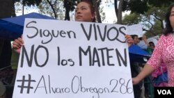 Familiares de víctimas del terremoto de esta semana en México piden no abandonar su búsqueda. Foto: Celia Mendoza, VOA