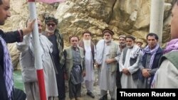 Comandantes de la resistencia contra los talibanes se reúnen en el valle de Panjshir, el lunes 23 de agosto de 2021.