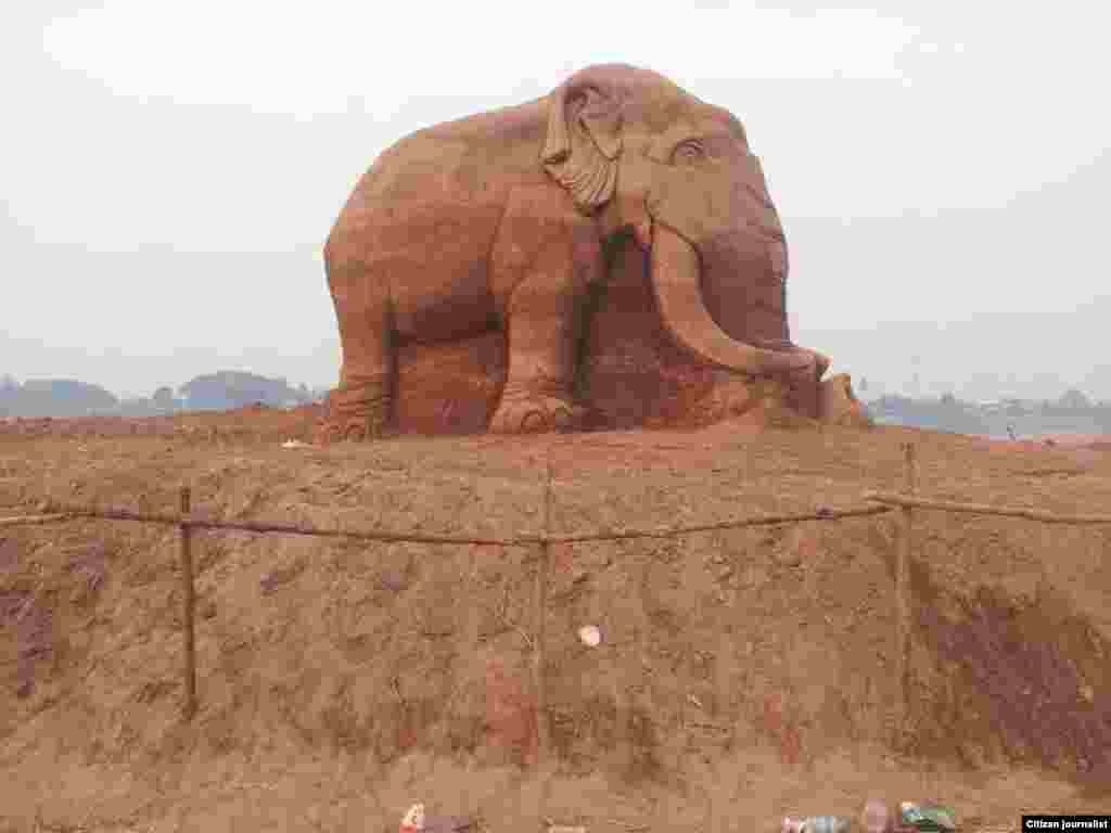 Lao New Year Sand Monument3