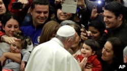 Papa Francisco numa audiência especial para os empregados do hospital pediátrico "Bambin Gesu" no Vaticano