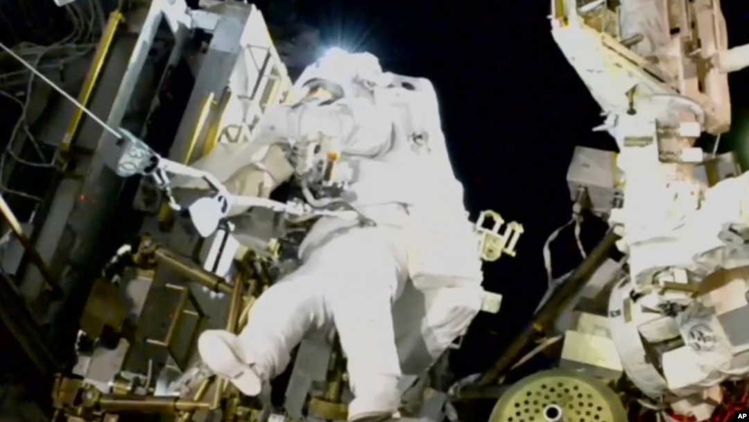 En esta imagen, tomada de NASA TV, la astronauta estadounidense Suni Williams trabaja fuera de la Estación Espacial Internacional durante una caminata espacial el jueves 16 de enero de 2025. 