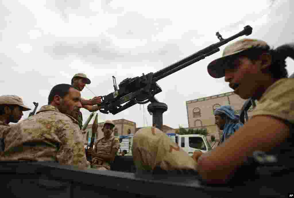 جنگجویان شیعۀ هوثی با لباس نظامی در صنعا پایتخت یمن