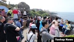 韩国著名旅游胜地济州岛的游客们