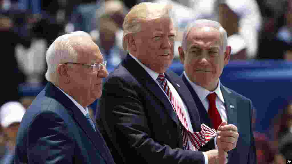 Le président israélien Reuven Rivlin, le président américain Donald Trump et le Premier ministre israélien Benjamin Netanyahu lors d&#39;une cérémonie, à l&#39;aéroport international Ben Gurion, le 22 mai 2017 à Tel-Aviv.