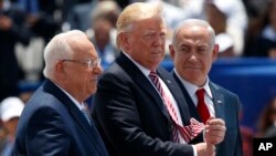 Le président israélien Reuven Rivlin, le président américain Donald Trump et le Premier ministre israélien Benjamin Netanyahu, Aéroport international David Ben Gourion, Tel Aviv, Israël, le 22 mai 2017. 