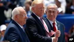 Le président américain, Donald Trump, aux côtés du Premier ministre israélien Benjamin Netanyahu à gauche, et du président israélien Reuven Rivlin, à ben Gurion, le 22 mai 2017.