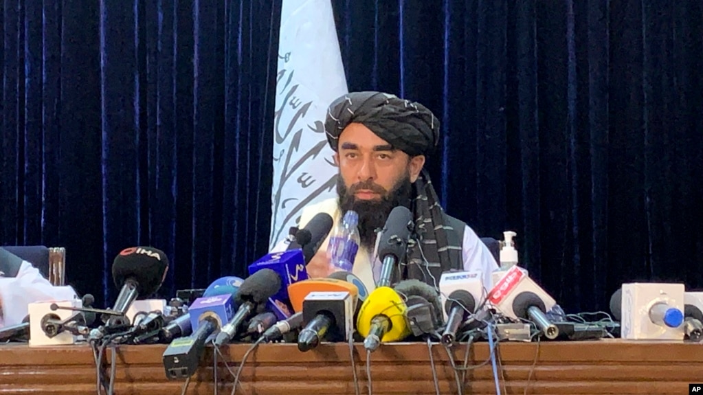 Phát ngôn viên của Taliban, Zabihullah Mujahid, trong cuộc họp báo đầu tiên ở Kabul vào ngày 17/8/2021.