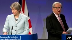 PM Inggris Theresa May (kiri) dan Presiden Komisi Eropa Jean-Claude Juncker dalam konferensi pers bersama di Brussels, Belgia (foto: dok). 