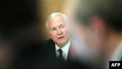 Bộ trưởng Quốc phòng Hoa Kỳ Robert Gates nói chuyện với các phóng viên tại Cairo, 23/3/2011