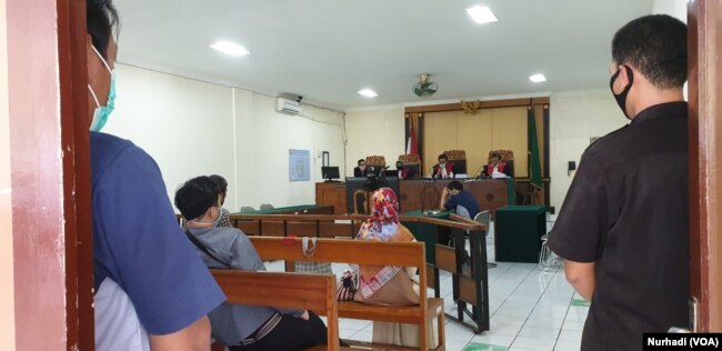 Sidang dengan terdakwa dua jaksa dilakukan secara daring oleh Pengadilan Tipikor Yogyakarya, Rabu 20 Mei 2020. (Foto: VOA/Nurhadi)