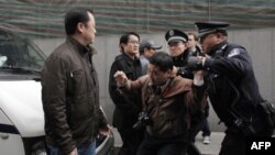 Арест иностранного журналиста в Китае после митинга в поддержку «жасминовых революций» на Ближнем Востоке