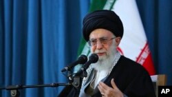 آیت‌اﻟله علی خامنه‌ای روز ۱۳ اردیبهشت ماه خطاب به آمریکایی‌ها گفت، شماه هم بروید در "خلیج خوک‌ها" رزمایش برگزار کنید.