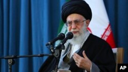 El ayatolá Ali Khamenei dijo que Estados Unidos no tiene nada qué hacer tratando de detener a Irán en su esfuerzo por desarrollar capacidades defensivas, incluyendo misiles.