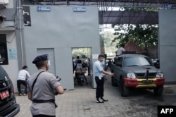 Polisi tiba di pelabuhan Cilacap untuk menyeberang ke Pulau Nusakambangan, lokasi Lapas Nusakambangan, lapas dengan penjagaan paling ketat di Indonesia, 25 Juli 2016. (Foto: AFP)