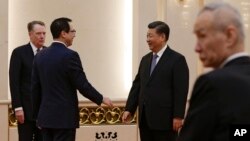 El secretario del Tesoro de EE.UU., Steven Mnuchin, segundo desde la izquierda, saluda al presidente chino, Xi Jinping el viernes, 15 de febrero de 2019 en Beijing, China.