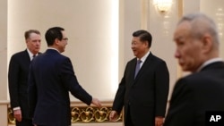 美国财政部长姆努钦和中国国家主席习近平在人民大会堂交谈。2019年2月15日